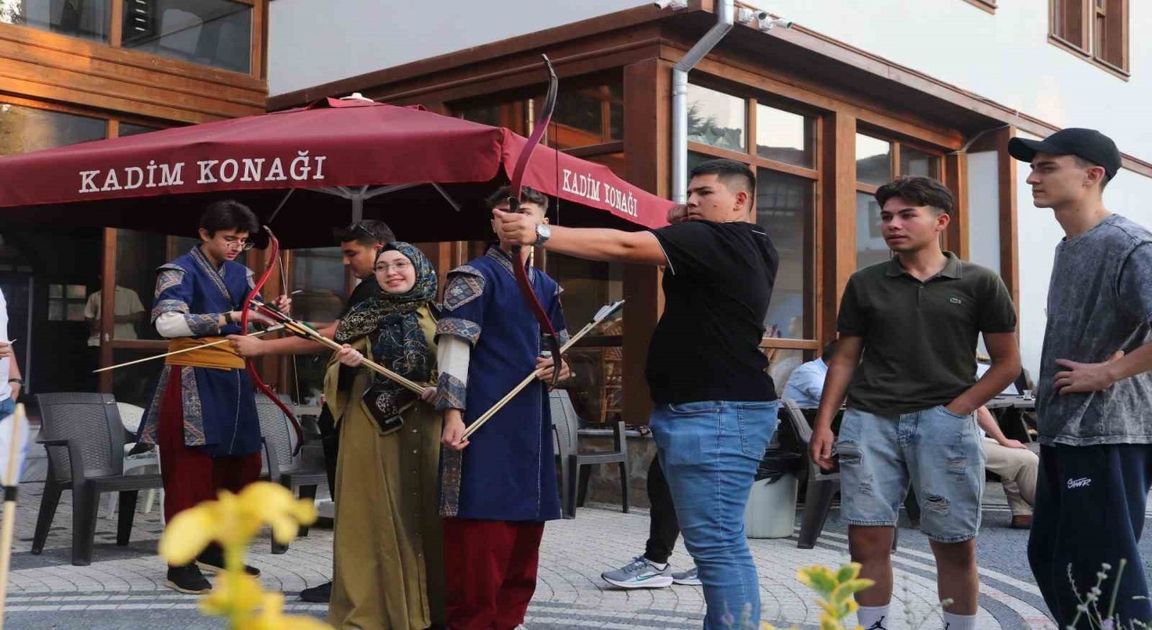 Kütahyada GENÇFEST 2025, 2 bin gencin katılımıyla renkli görüntülere sahne oldu