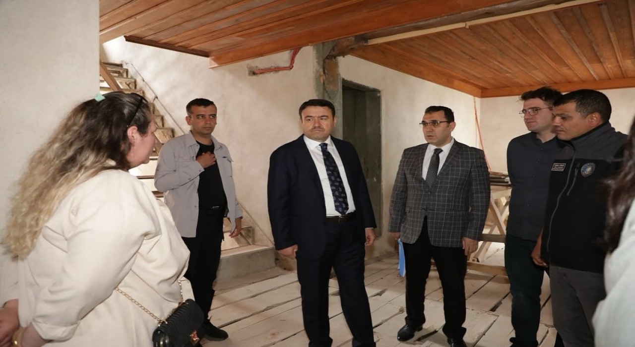 Kütahyada Gençlik Merkezi olarak restorasyonu süren tarihi konakta inceleme