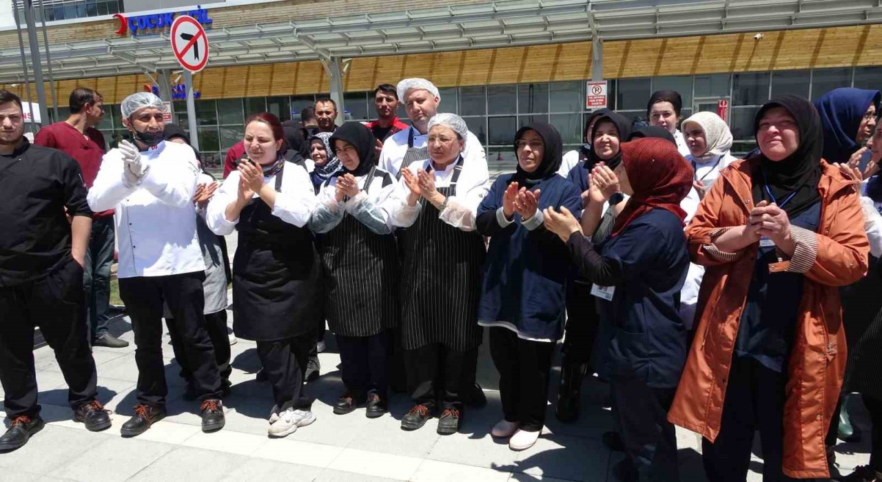 Kütahyada hastane yemekhanesi taşeron çalışanlarından eylem