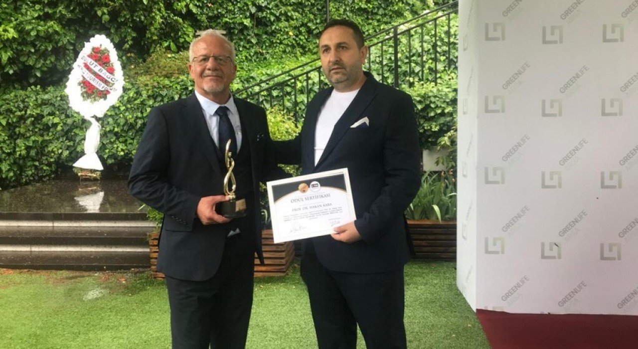 Kütahyada Prof. Dr. Hakan Karaya Akademik Altın Kalem ödülü