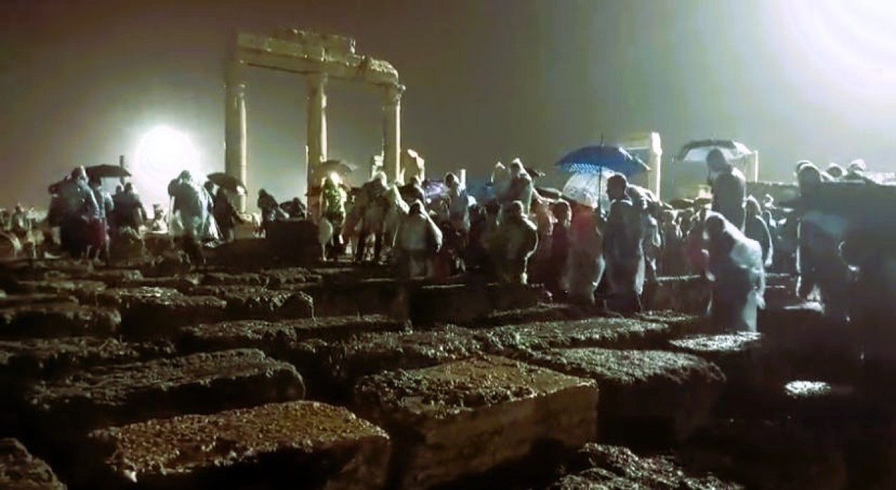 Laodikyadan, Kızıl Ordu Korosunun şarkıları değil ‘yuh sesleri yükseldi