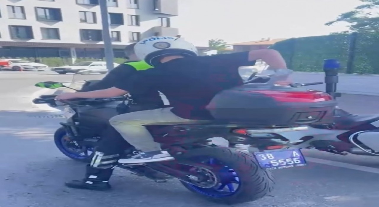 LGSye geç kalan öğrencileri polis yetiştirdi