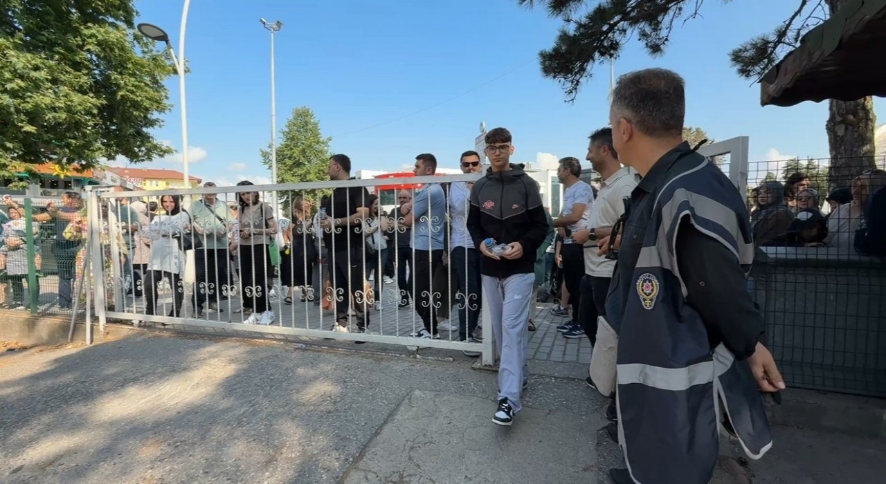LGSye girecek olan öğrenci kimliğini unuttu, yardımına polis ekipleri koştu