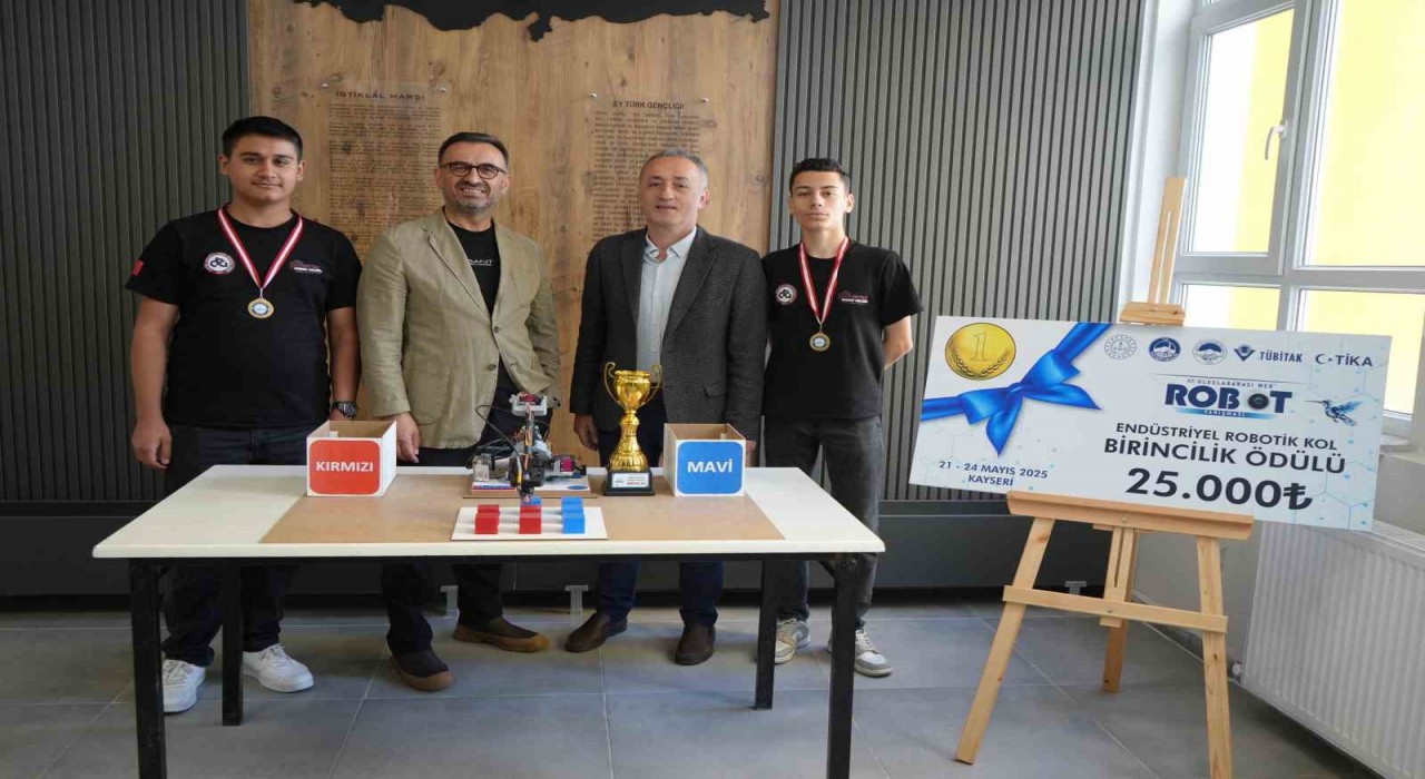 Lise öğrenciler tasarladıkları endüstriyel kol ile uluslararası yarışmada birinci oldu