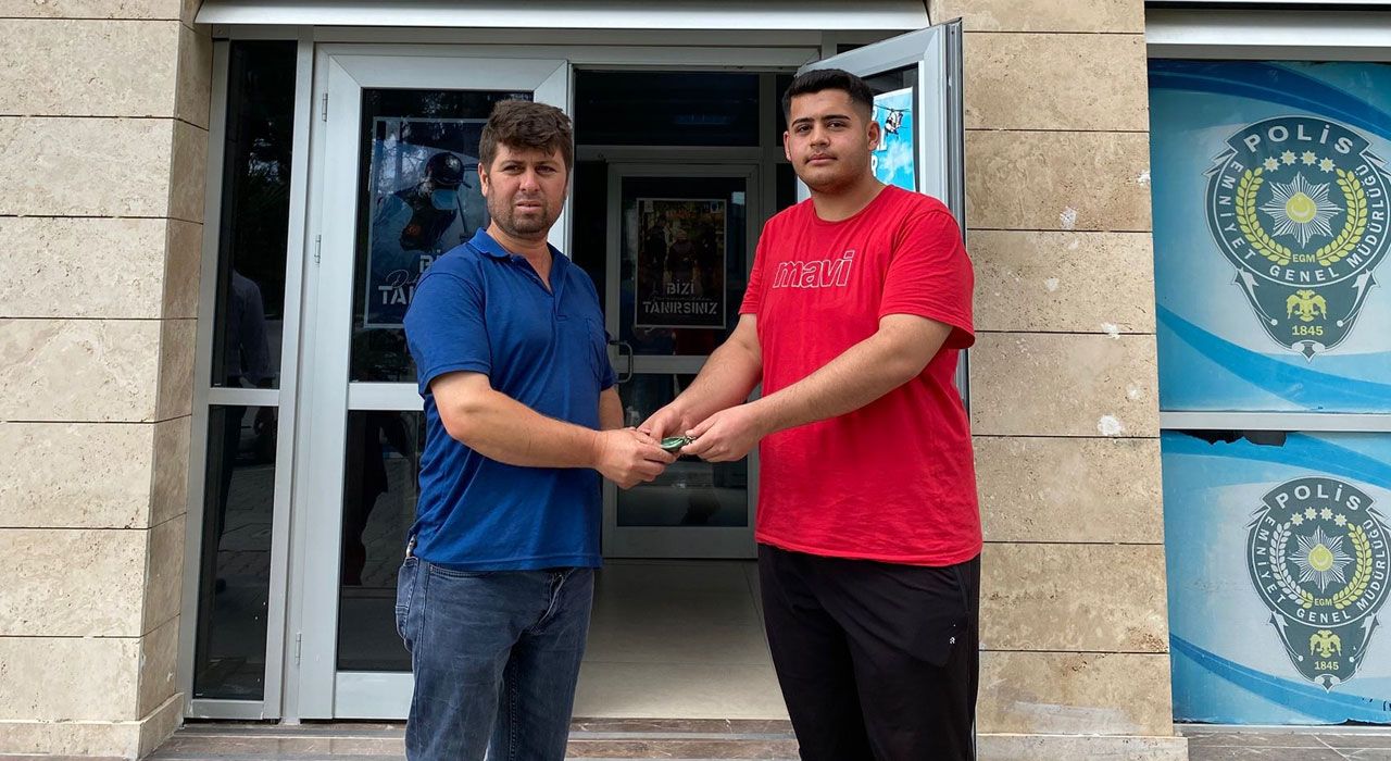 Lise Öğrencisi Yolda Bulduğu 40 Bin TL Değerindeki Altını Sahibine Teslim Etti
