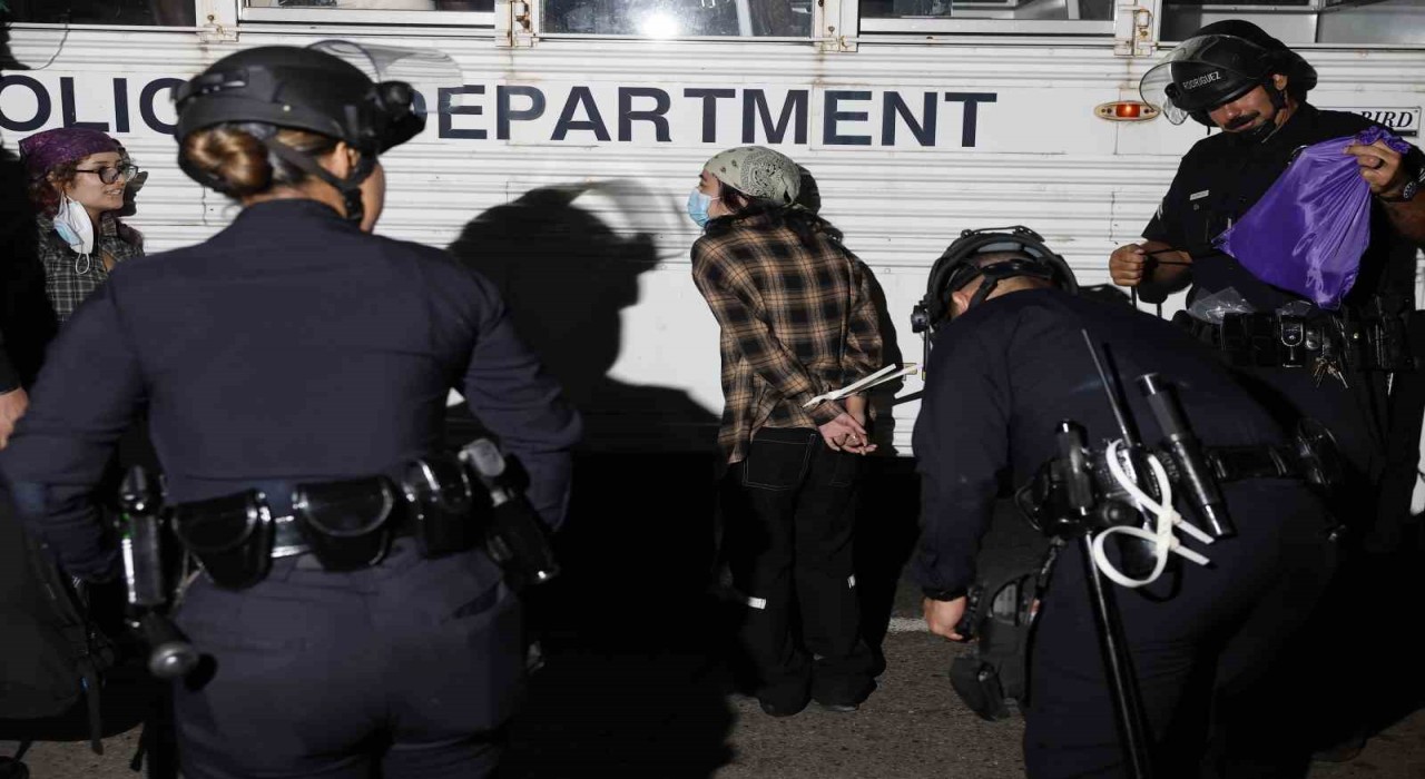 Los Angeles sokakları alev alev: 100den fazla kişi gözaltına alındı