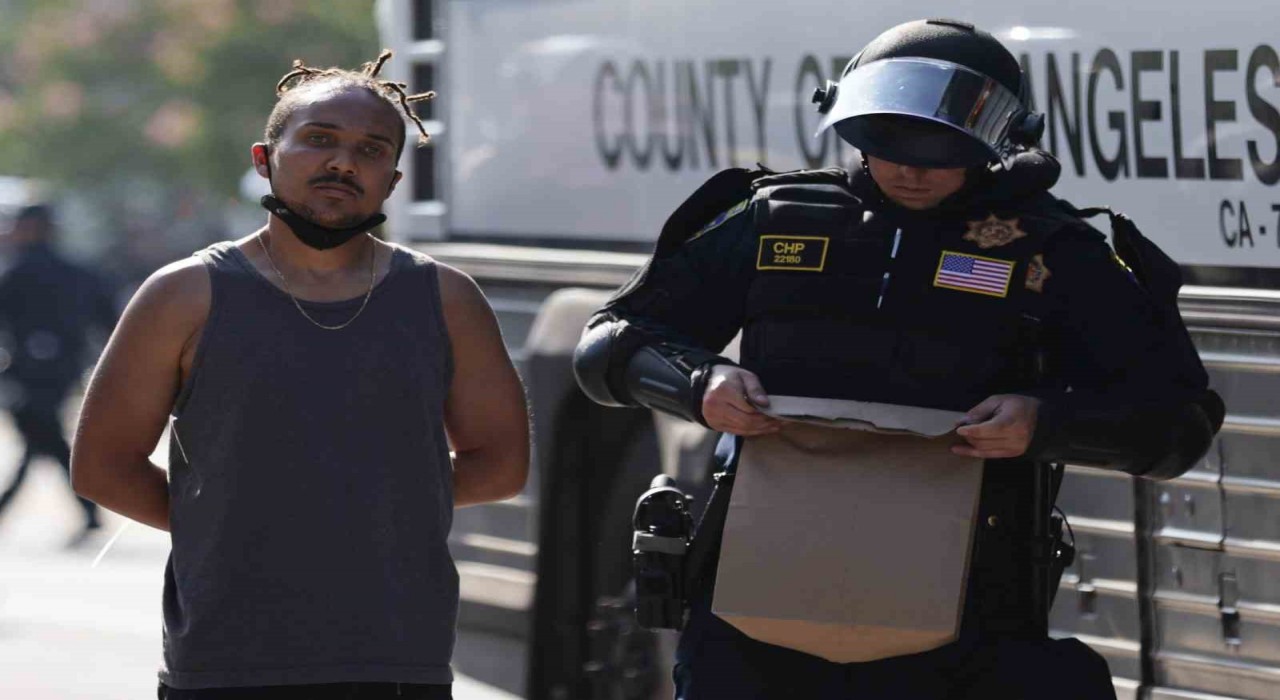 Los Angelesta kısmi sokağa çıkma yasağı ilan edildi