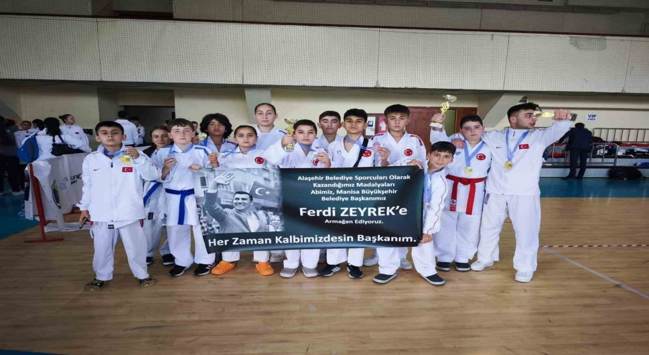 Madalyalar Ferdi Zeyrekin anısına armağan edildi