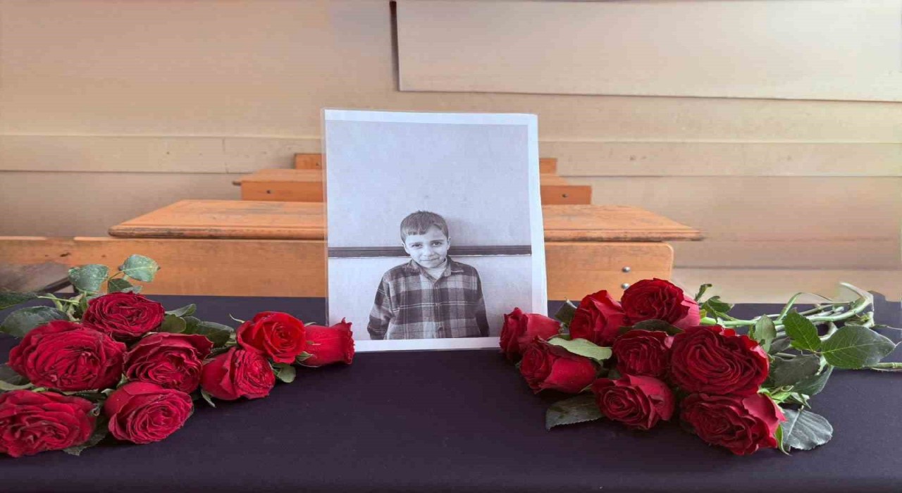 Maganda kurşunuyla ölen öğrencinin masasına gül bırakıldı