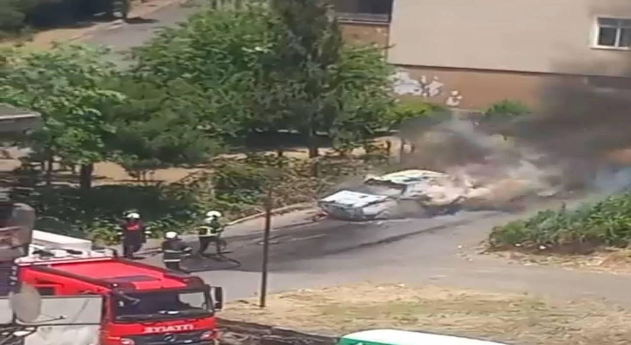 Mahallede araç yangını paniğe neden oldu