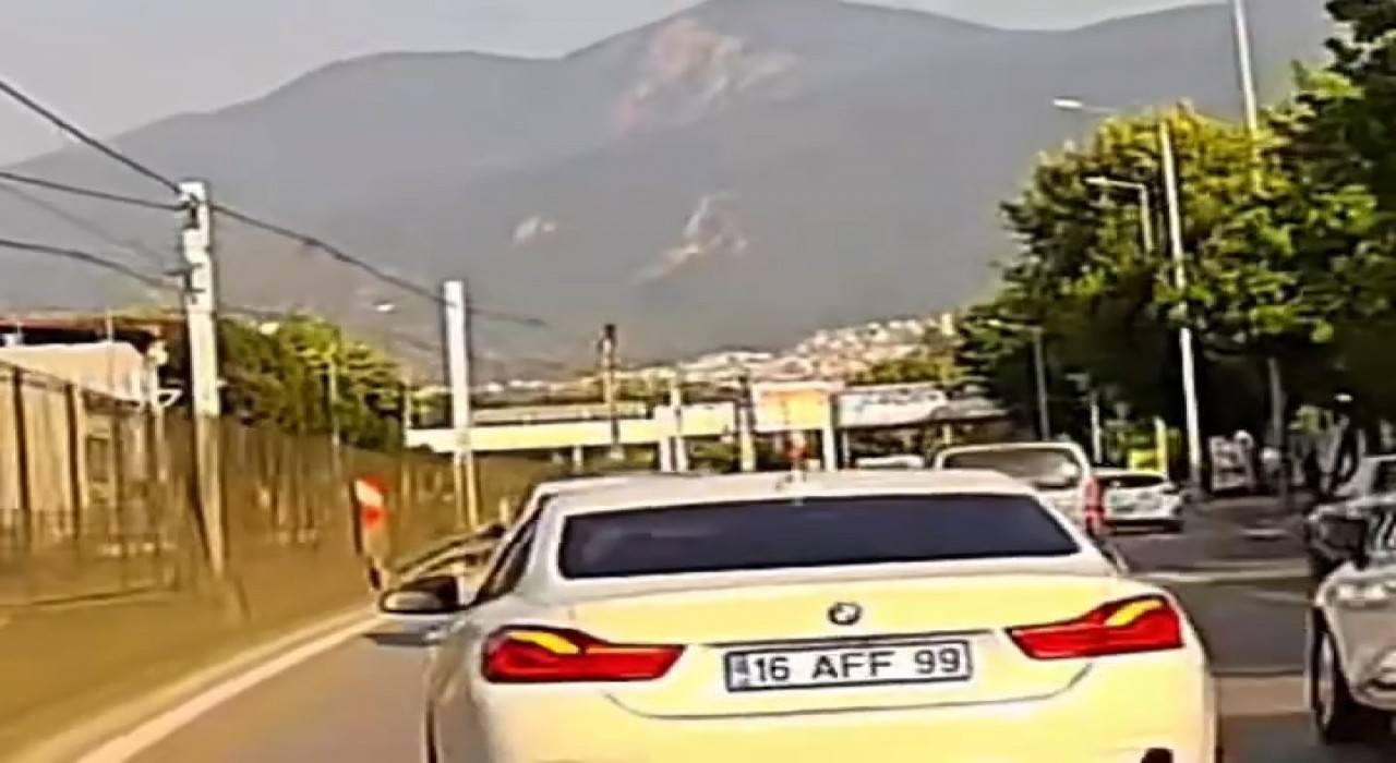 Makas atan sürücü kameraya yakalandı