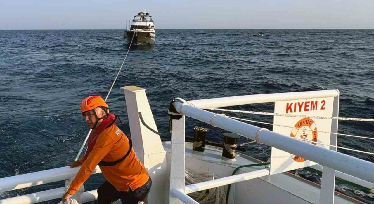 Makine arızası nedeniyle sürüklenen 22 metrelik tekne kurtarıldı