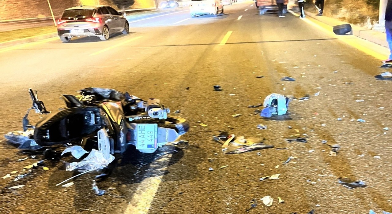 Malatya-Elazığ yolunda motosiklet traktör römorkuna çarptı: 1 yaralı