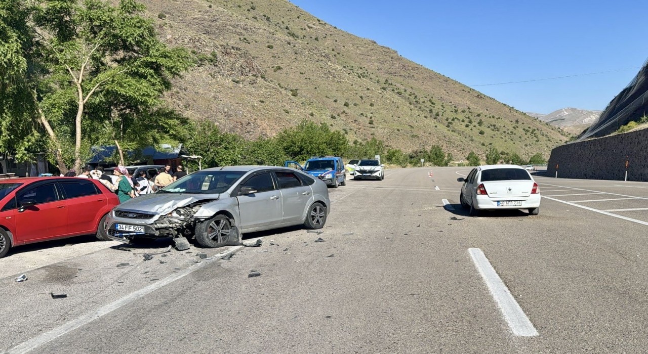Malatyada 2 otomobil çarpıştı: 1 yaralı