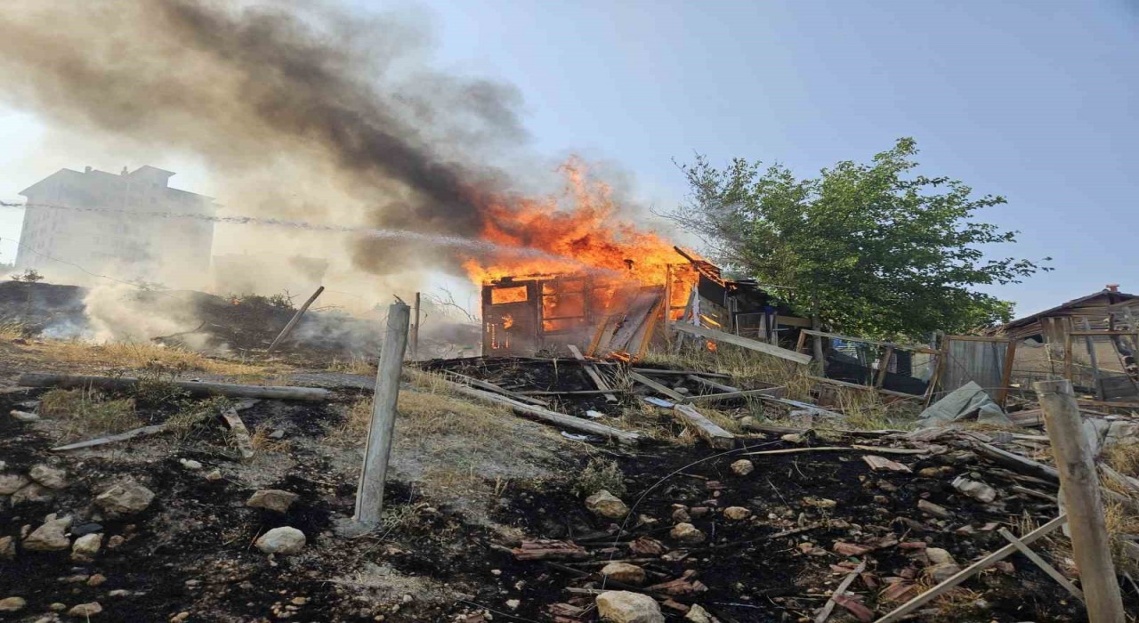 Malatyada araç ve baraka yangını