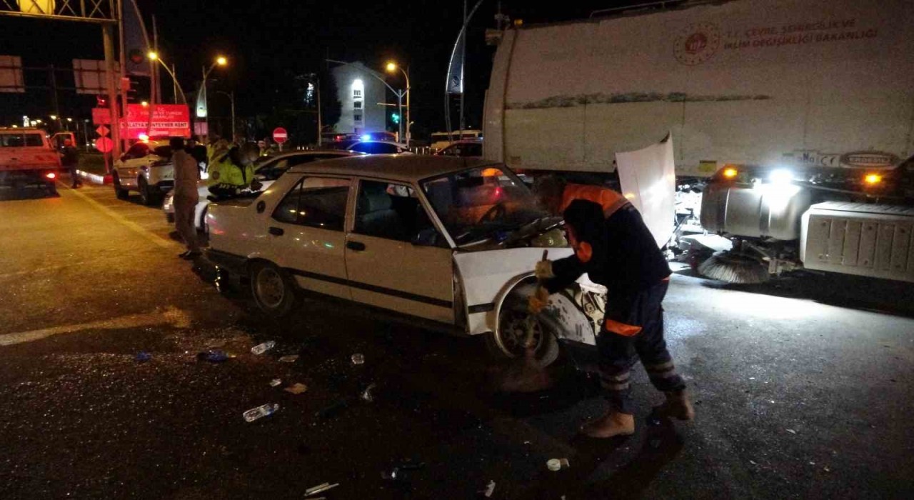Malatyada iki aracın karıştığı kazada ortalık savaş alanına döndü: 4 yaralı