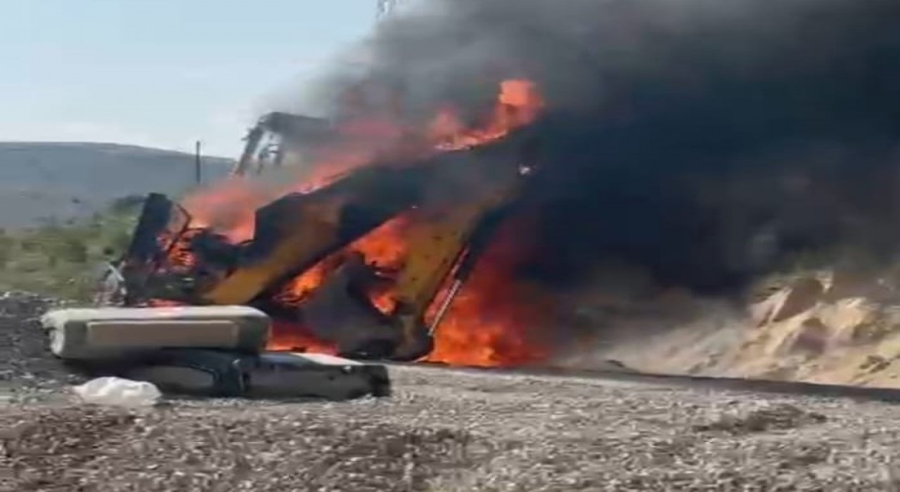 Malatyada iş makinesi alev alev yandı