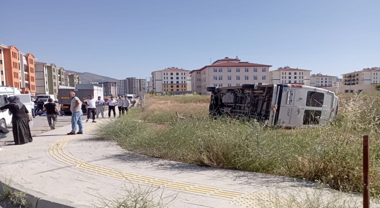 Malatyada minibüs devrildi: 4 kişi yaralandı