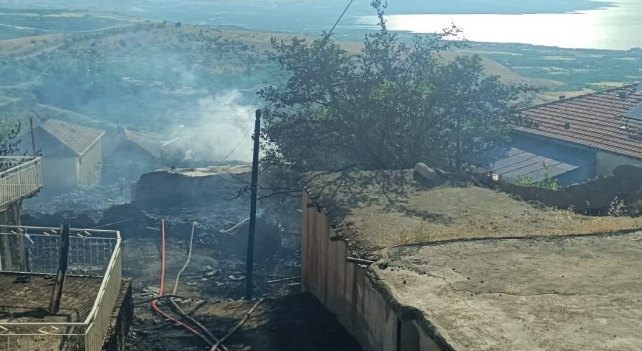 Malatyada örtü yangını: 2 ev küle döndü