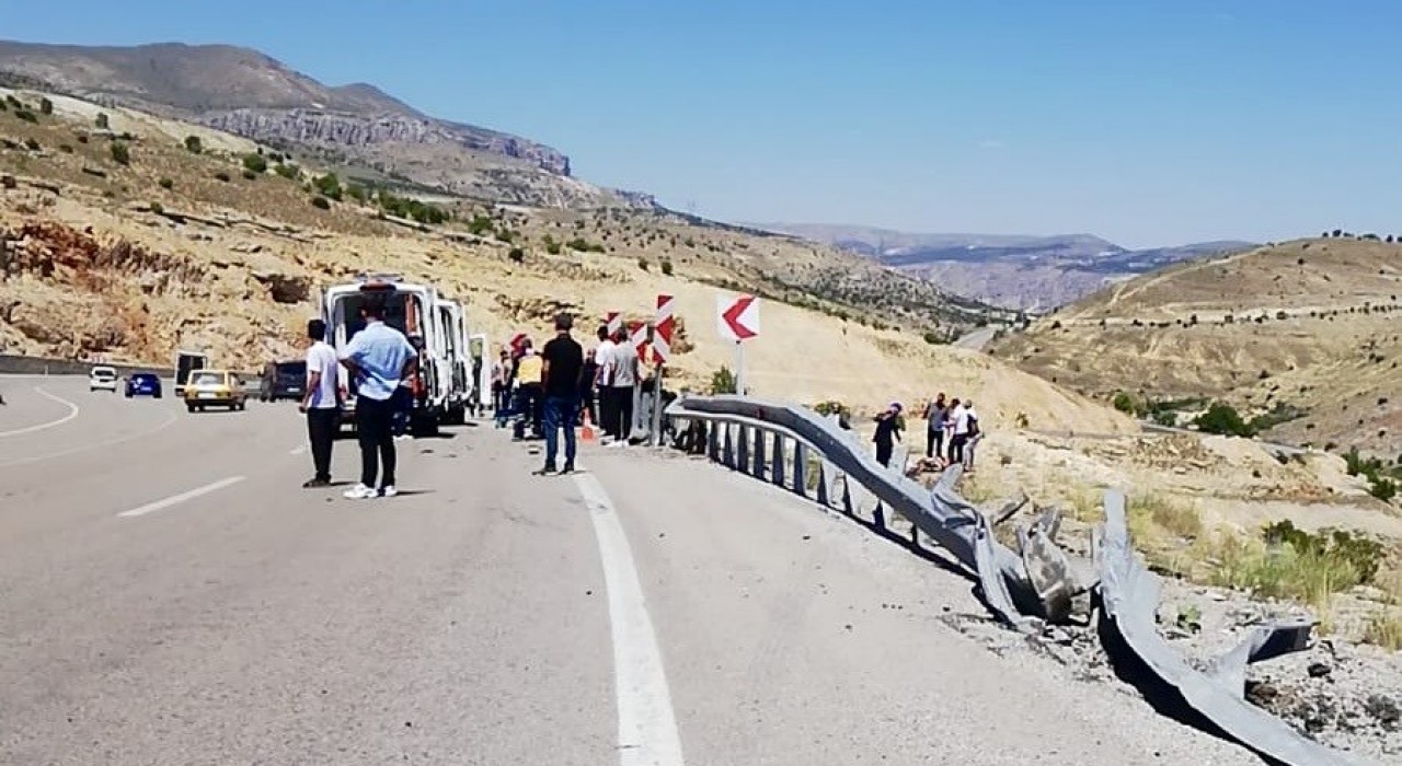 Malatyada otomobil bariyerlere çarparak takla attı: 1 ölü, 2 yaralı