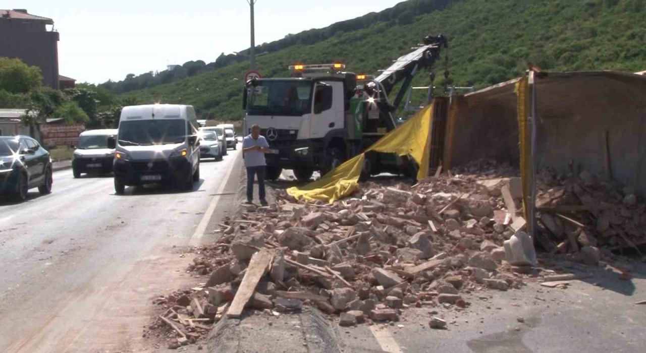 Maltepede hafriyat kamyonu devrildi, yol trafiğe kapandı