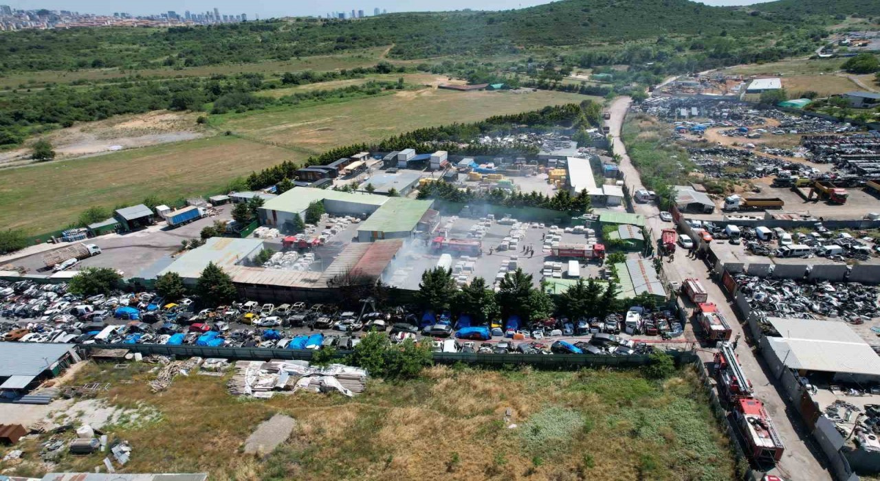 Maltepede seramik deposunda çıkan yangın hurdalık alana sıçradı