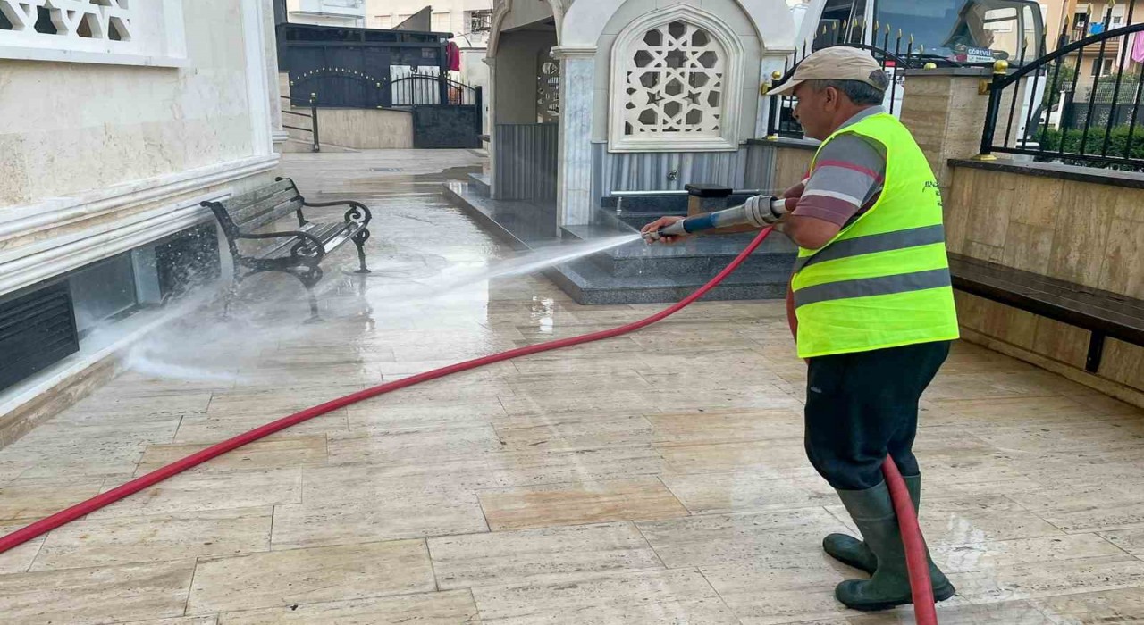 Manavgat Belediyesinden bayram öncesi cami temizliği