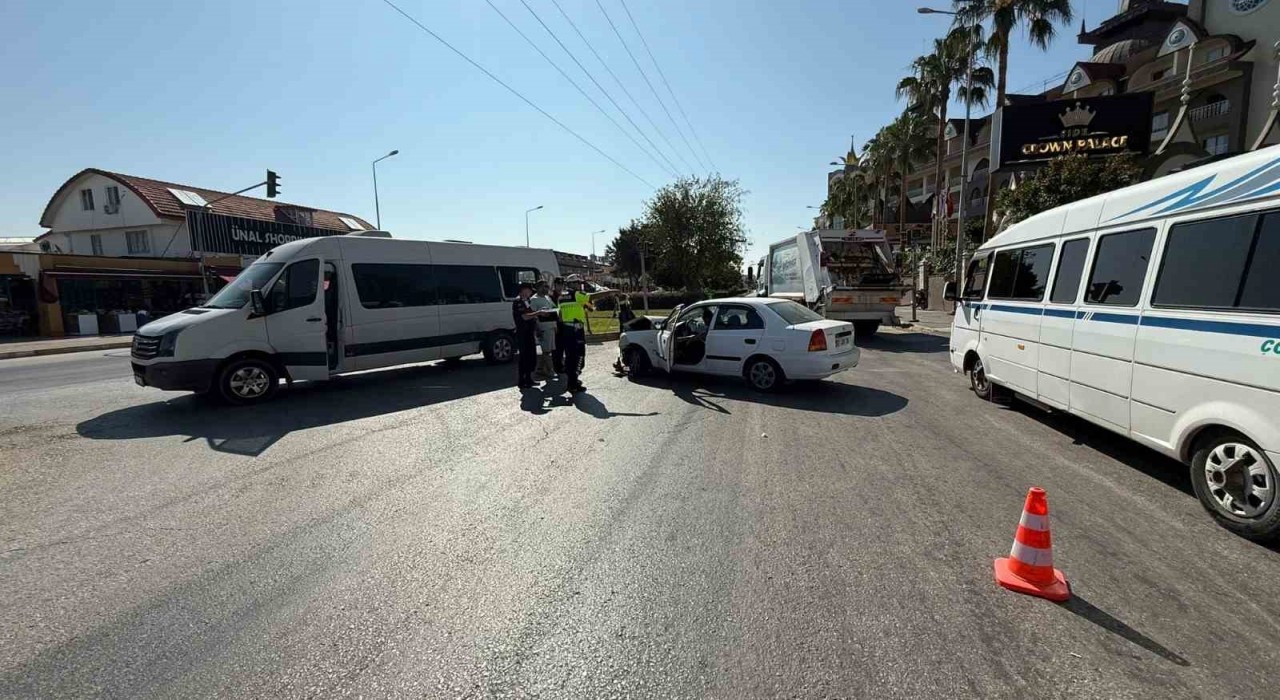 Manavgatta otomobil tur aracına çarptı: 5 yaralı