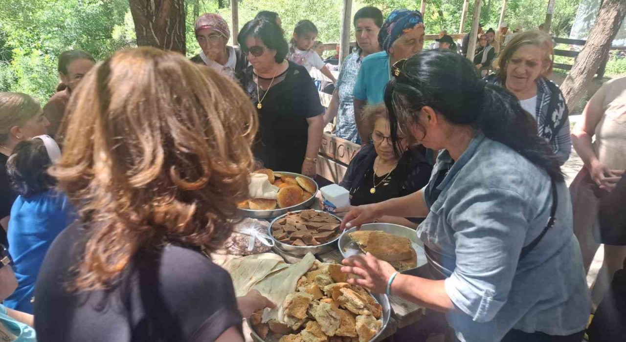 Manisa Büyükşehir Belediye Başkanı Zeyrek için Tuncelide lokma dağıtıldı