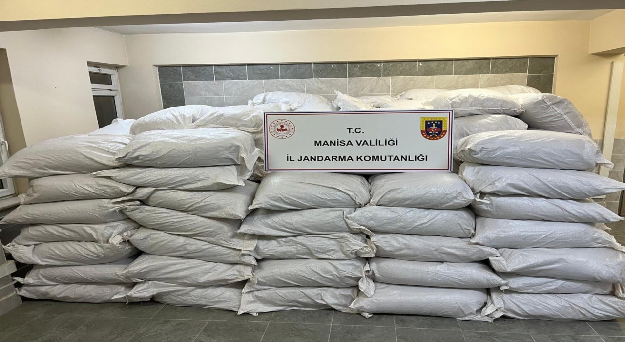 Manisada 7 bin 900 kilo kıyılmış tütün ele geçirildi