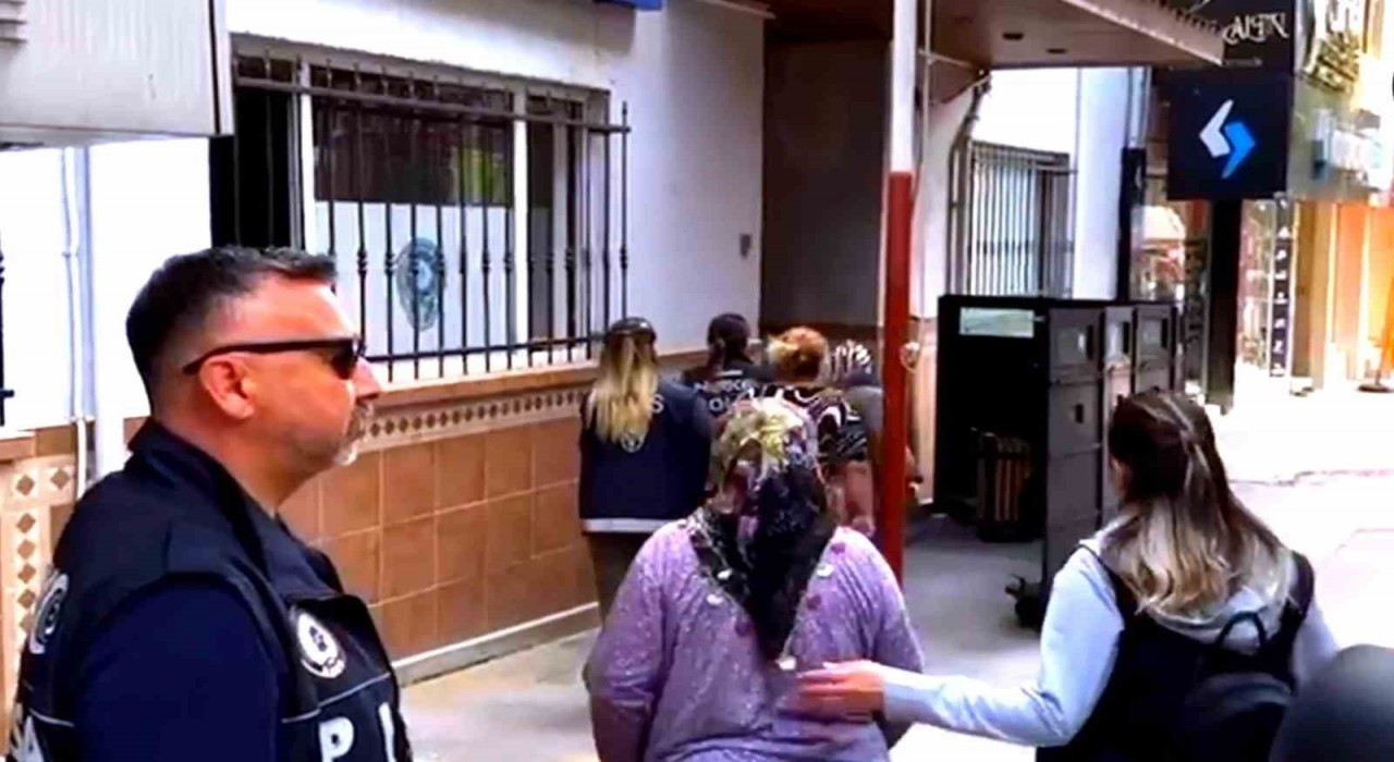 Manisada zehir tacirlerine darbe: 8 kişi tutuklandı