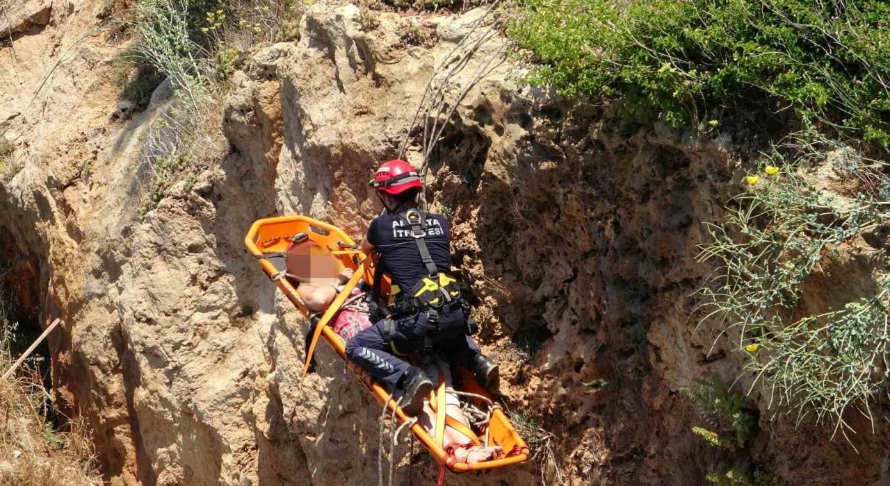 Manzara izlemek için falezlere inmek isteyen kadın turist ölümden döndü