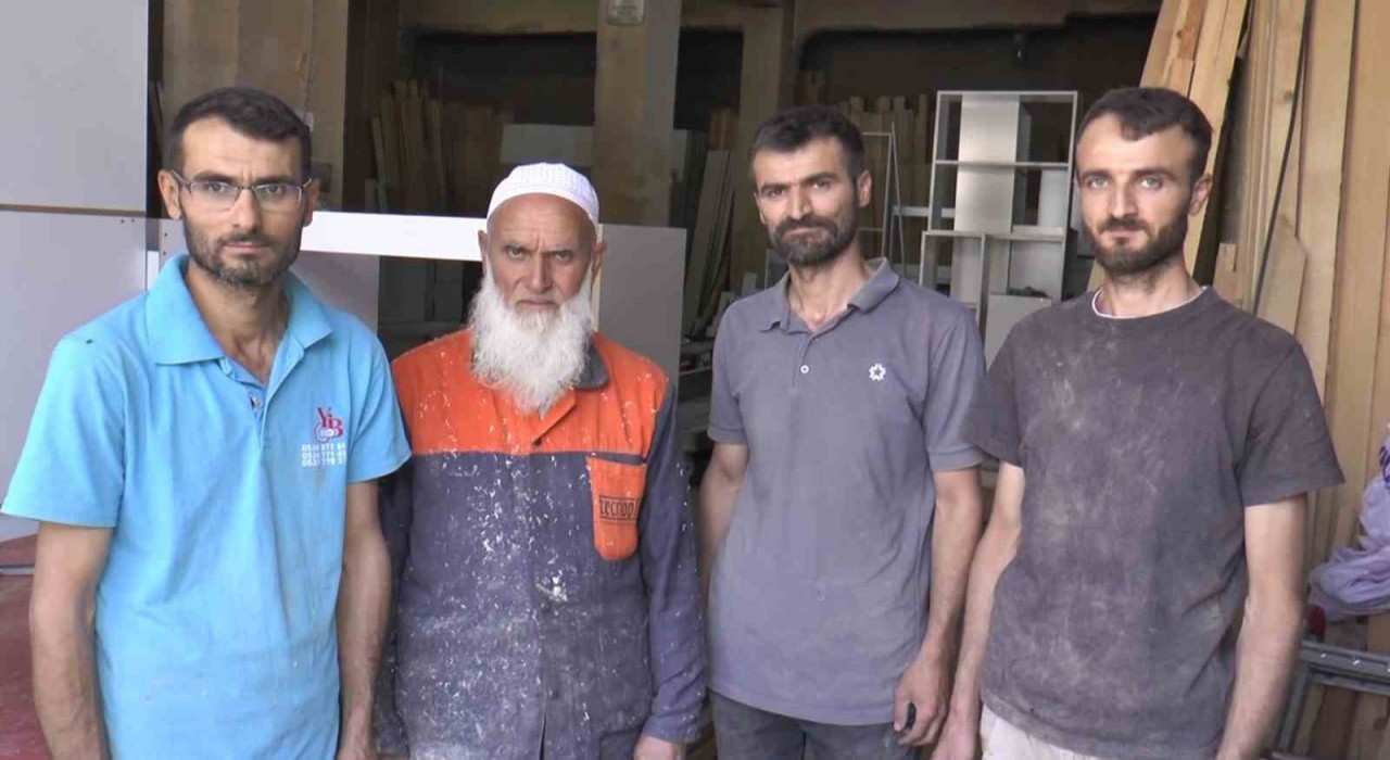 Marangoz baba ve 3 oğlu aynı mesleği yapmanın gururunu yaşıyor