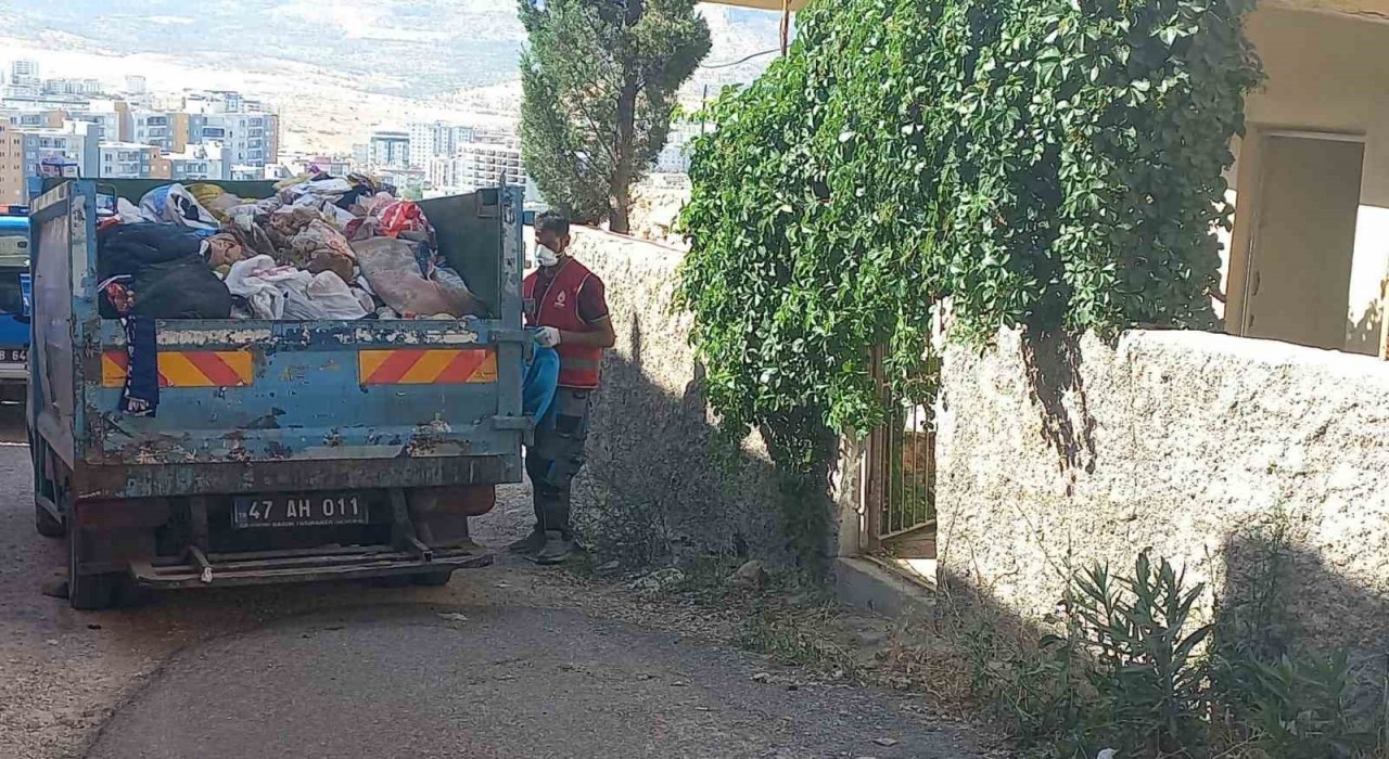 Mardinde çöp ev belediye ekiplerince temizlendi
