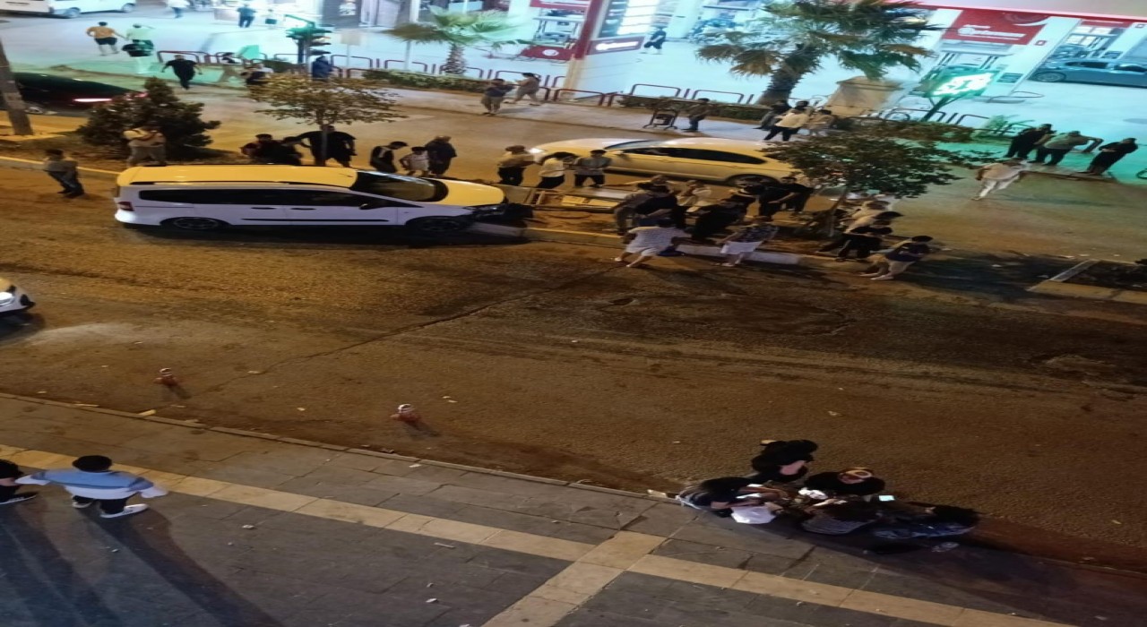 Mardinde hafif ticari araç refüje çarparak durdu