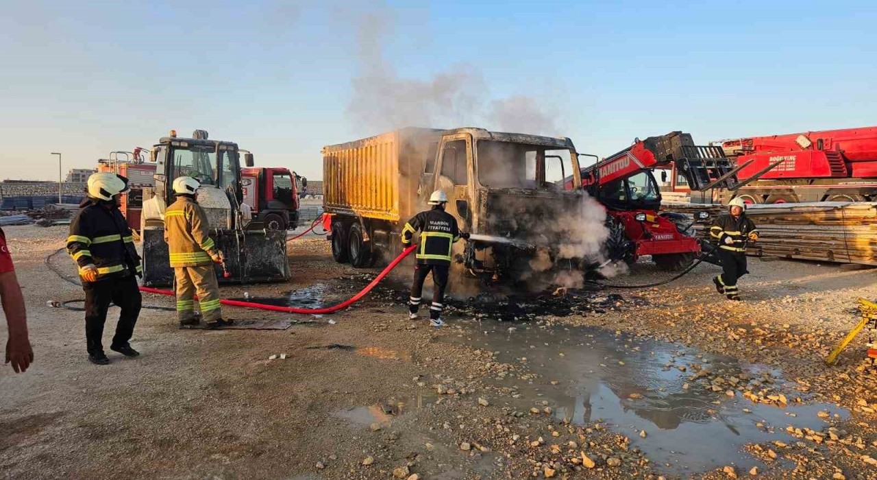 Mardinde hafriyat kamyonu yangında kül oldu