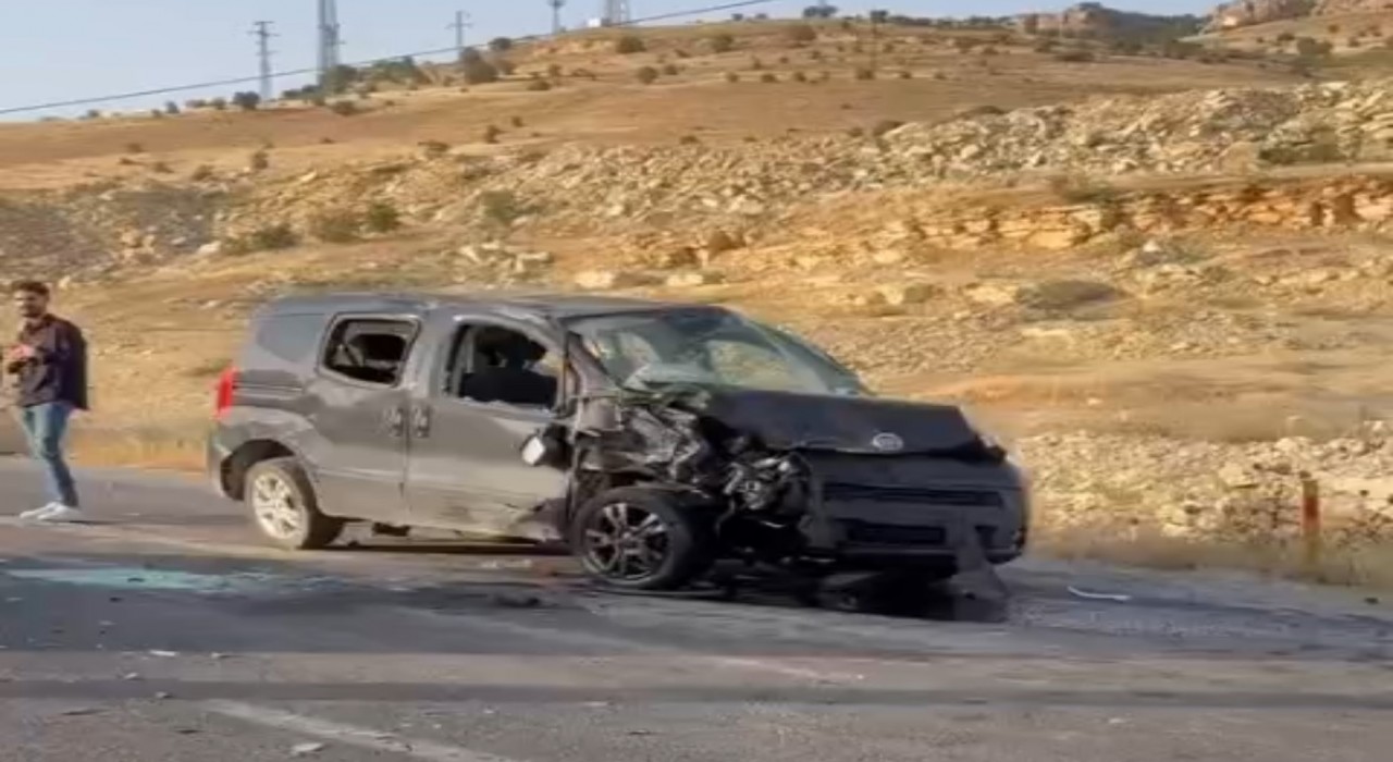 Mardinde kamyonet ile cip çarpıştı: 9 yaralı