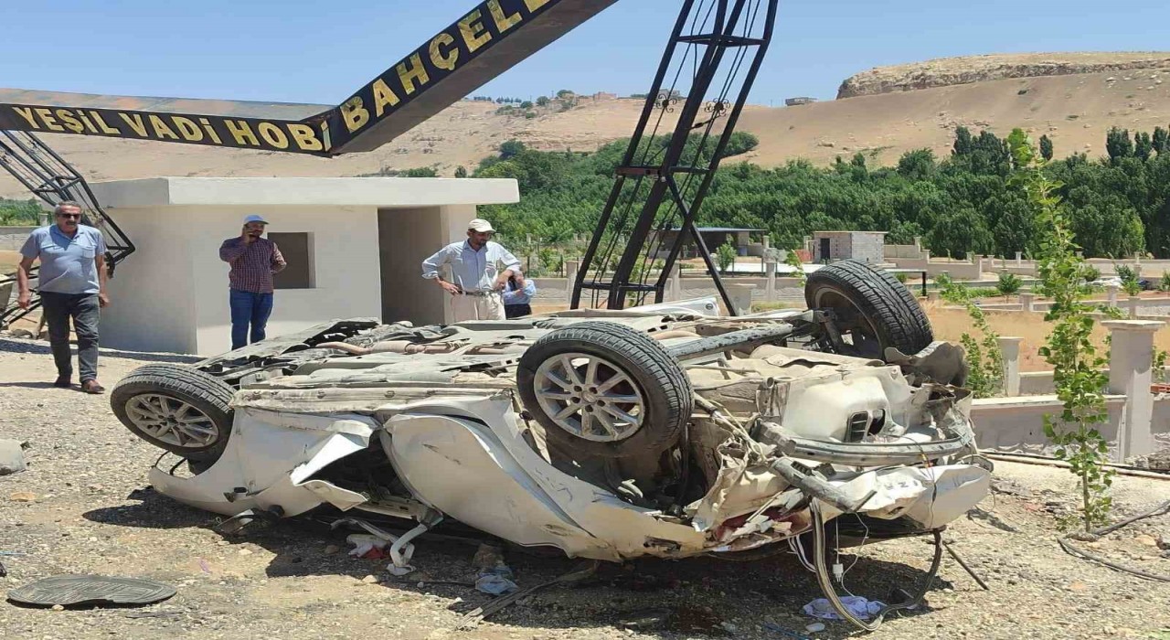 Mardinde kontrolden çıkan otomobil şarampole yuvarlandı: 1 ölü, 1 yaralı