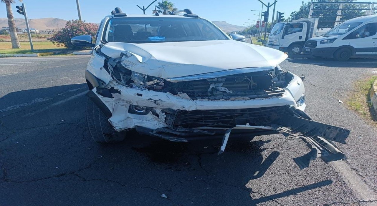 Mardinde otomobil ile hafif ticari araç çarpıştı: 1 yaralı