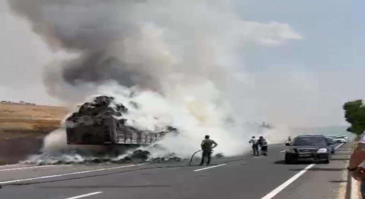 Mardinde saman yüklü tır alev alev yandı