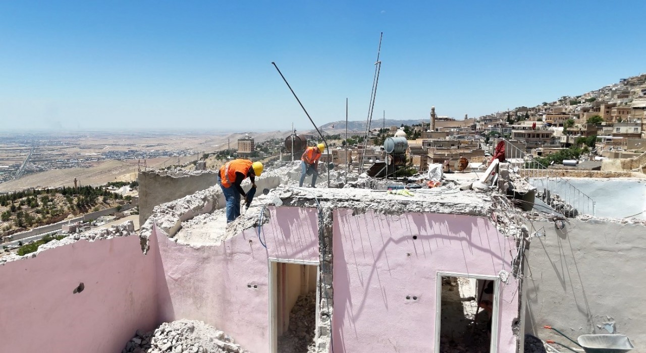Mardinde tarihi silueti bozan yapıların yıkımına devam ediliyor
