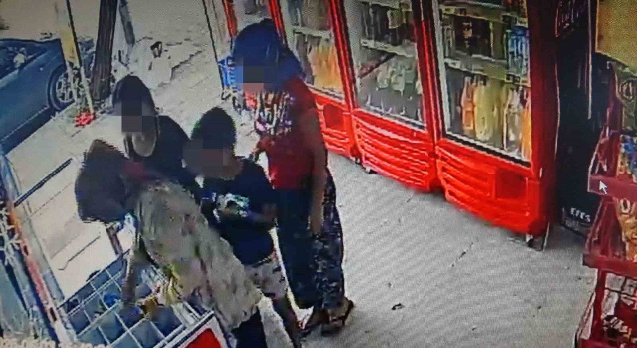 Marketten dondurma ve içecekleri alıp kıyafetlerine gizleyen kadınlar, ticari takside yakalandı