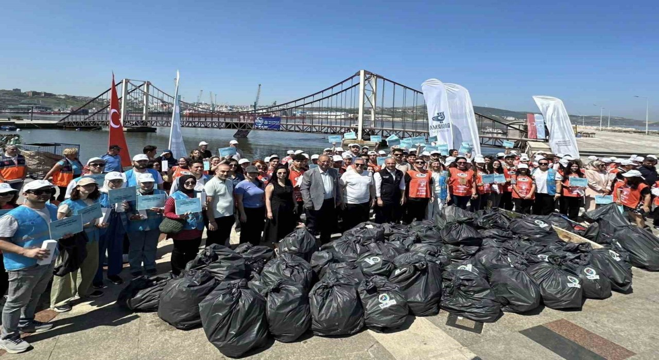 Marmara Denizinde kıyı temizliği