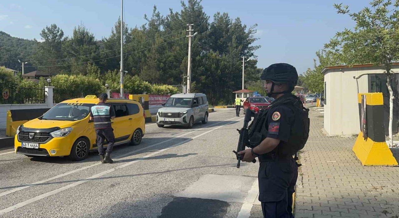 Marmaris ve Datçaya 25 bin araç giriş yaptı