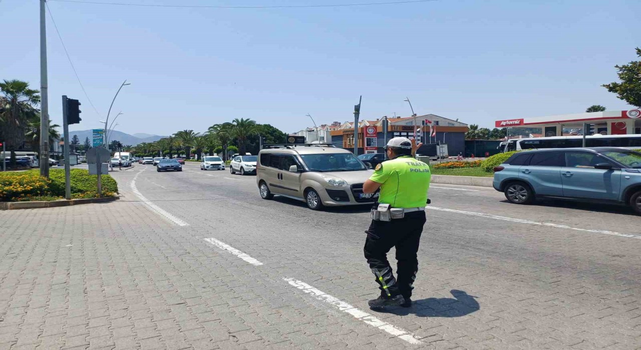 Marmariste tatilciler dönüş yolunda: Trafik yoğunluğu devam ediyor