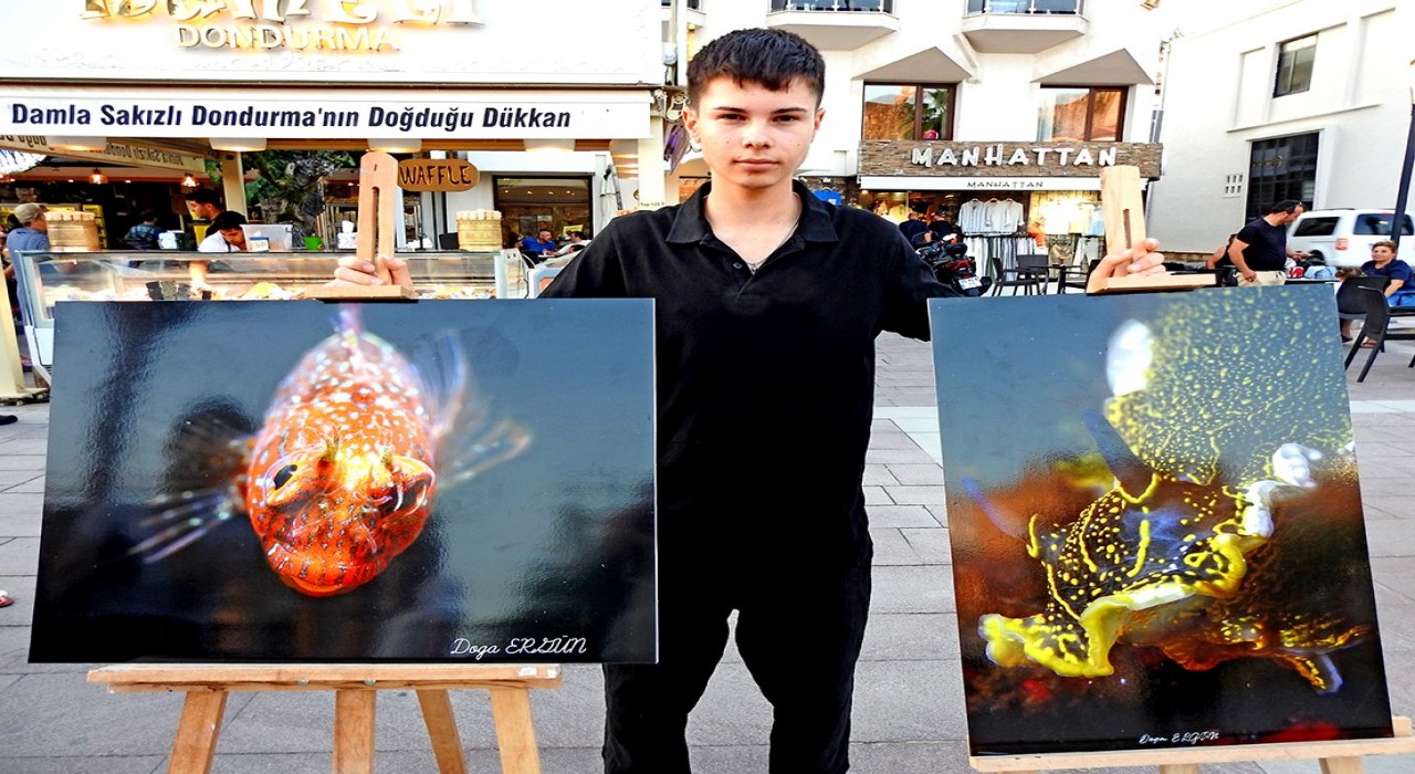 Mavi dünyanın güzelliklerini objektifine taşıdı, Çeşmede sergiledi