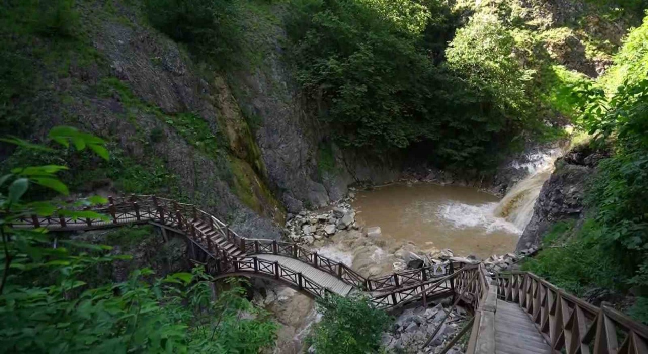 Mavi Gölde turizm sezonu başlamadan bitti: Sodalı göl çamura döndü
