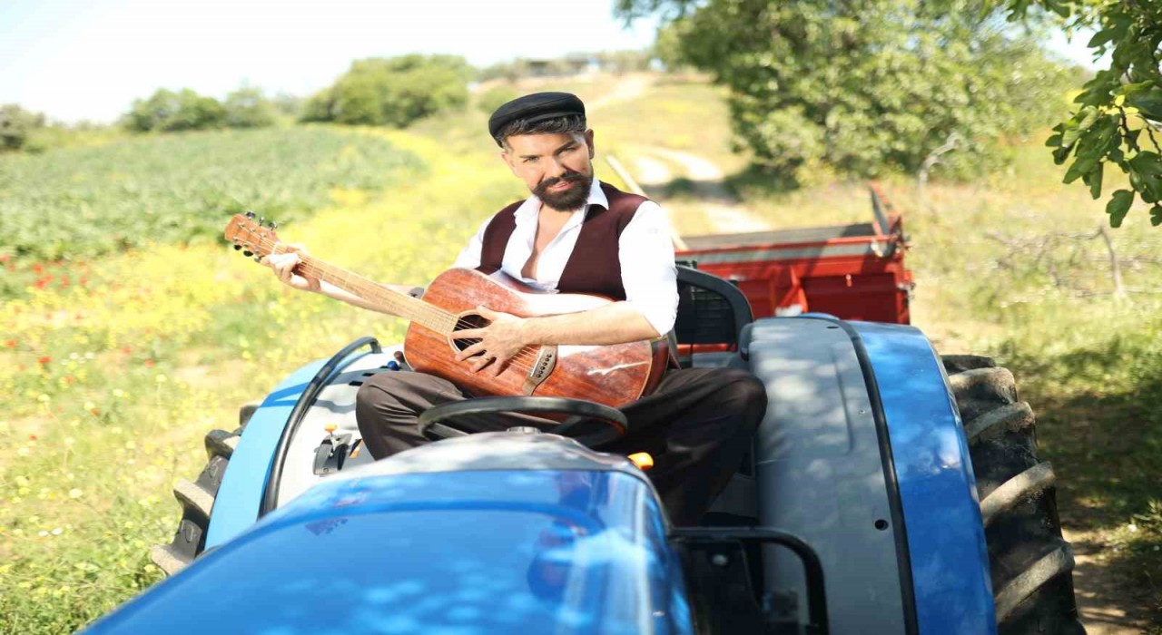 Mehmet Çevik bu sefer de köy ağası olup traktör kullandı