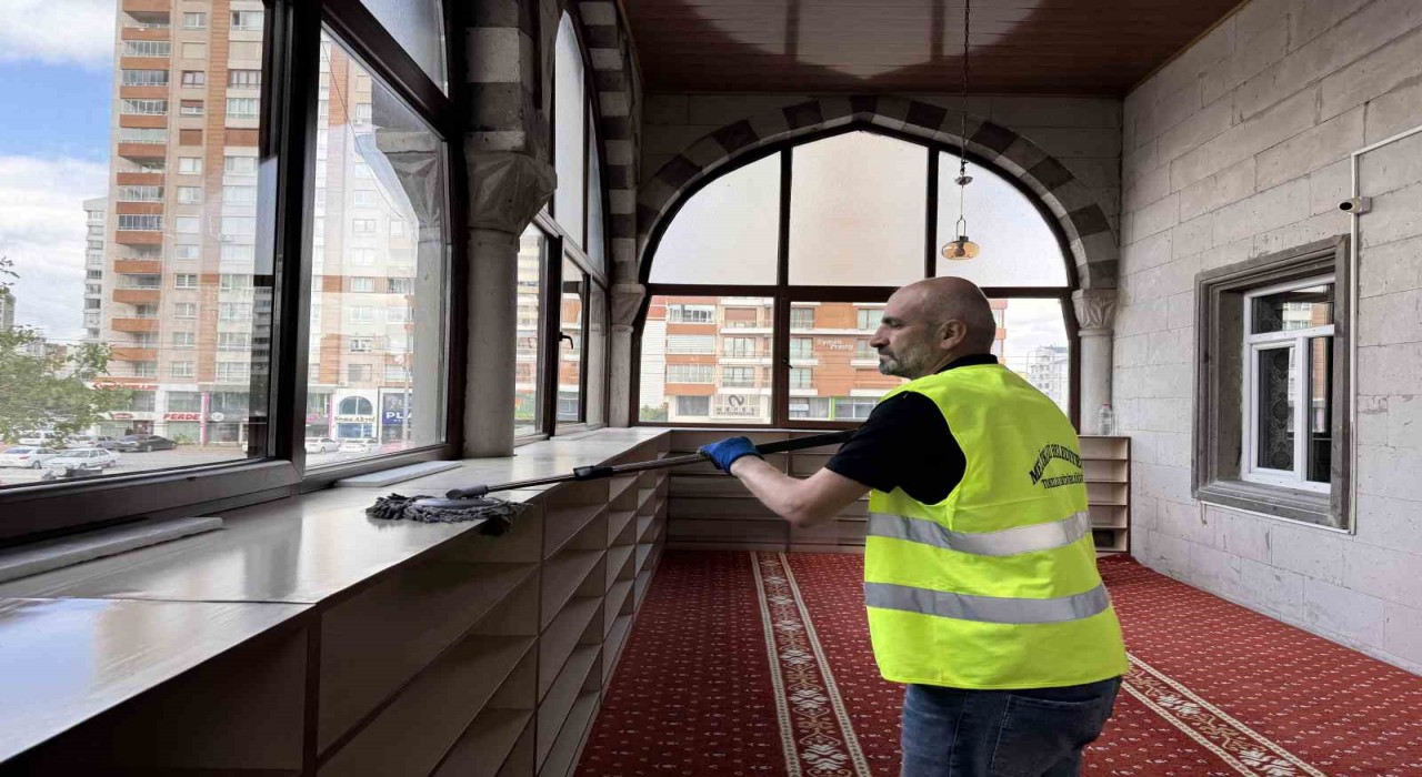 Melikgazi Belediyesinden bayram öncesi kapsamlı cami ve mezarlık temizliği