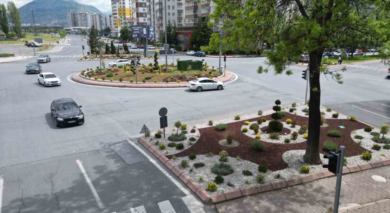 Melikgazide kavşak ve refüjler beğeni topladı